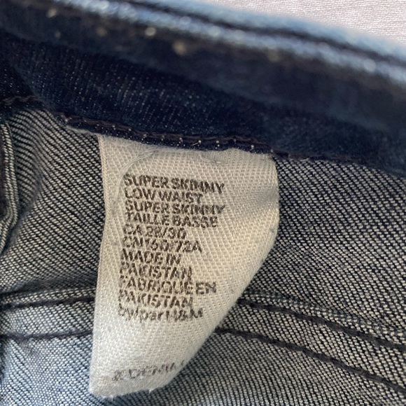 H&M Super skinny low waist medium wash denim jeans with Ripped knees - Picture 3 of 3